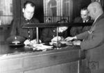 Am Empfang des Mitropa-Hotels in Berlin. Der Firmenname ist im übrigen ein Akronym (Initialwort), das sich aus ?Mitteleuropäische Schlaf- und Speisewagen Aktiengesellschaft? ableitet. (1932) <i>Foto: RVM</i>