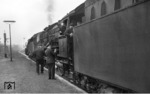 01 061 + 01 062 während des planmäßigen Aufenthalts des D 152 (Köln - Saarbrücken) im Bahnhof Jünkerath. (02.1967) <i>Foto: Peter Deicke</i>