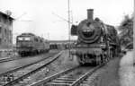 38 1889 (038 889-2) als Hilfszuglok im Bw Gremberg. Sie war die letzte pr. P 8 nördlich der Mainlinie bei der DB. Links wartet vor dem Gebäude der Lokleitung E 40 592 mit einer Schwesterlok auf den neuen Einsatz.  (06.1969) <i>Foto: Peter Deicke</i>