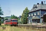 798 725 mit 998 764 als N 5762 im Bahnhof Feudingen auf der Bahnstrecke Bad Laasphe - Erndtebrück. (22.07.1983) <i>Foto: Wolfgang Bügel</i>