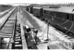 Brückenmeßzug des Reichsbahnzentralamtes Berlin. Das Foto zeigt eine Schweißnahtuntersuchung. Als Zuglok dient eine pr. S 10 (Baureihe 17). Zitat aus "Die Reichsbahn" (5/1931): "Auch auf dem Gebiet des Eisenbahnbrückenbaues ist die Deutsche Reichsbahn in diesem Jahre zu praktischen Ausführungen geschweißter Stahlbauten übergegangen und hat damit die Führung in der Anwendung des Schweißverfahrens im Eisenbahnbrückenbau übernommen. Die jetzt in der Hauptbahnstrecke Münster-Osnabrück liegende ganz geschweißte, 10 m weit gestützte Brücke mit vollwandigen Hauptträgern und versenkter Fahrbahn ist die erste und vorläufig einzige geschweißte eigentliche Eisenbahnbrücke der Welt. Bevor die Brücke in die genannte Hauptstrecke eingebaut wurde, war sie vorübergehend in der noch nicht im Betriebe befindlichen Umgehungsbahn bei Münster aufgestellt worden. Hier wurde sie ganz eingehenden Untersuchungen und Erprobungen unterworfen, um ihre unbedingte Sicherheit für den Eisenbahnbetrieb festzustellen. Die Brücke wurde Röntgenographischen Untersuchungen, statischen (Dauerbelastung) und dynamischen Versuchen (mit der Schwingungsmaschine) sowie der Betriebsbelastung unterworfen. Alle Versuche verliefen erfolgreich und sie wurde eingebaut. Andere Bilder, der von der Gutehoffnungshütte gebauten Brücke zeigen, dass sie für die Versuche nur ein wenig über dem Erdboden montiert worden ist. Die seitlich herausschauenden Betonbalken liefen unter der Brücke durch. Auch sind die Widerlager extra für den Versuch gebaut worden. Es war quasi die Erprobung auf der grünen Wiese. Im Rücken des Fotographen Ihres Bildes stand übrigens die Schwingungsmaschine, die ihre Energie aus einem Wittfeld-Akku bezog." (1931) <i>Foto: RVM</i>