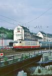 Auch die 103 musste sich ab und zu in "niedrigen" Zugdiensten nützlich machen, so wie hier 103 232 vor N 5428 nach Düsseldorf in Wuppertal-Oberbarmen. (28.08.1983) <i>Foto: Wolfgang Bügel</i>