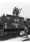 Aufnahme von Natriumchlorat zur chemischen Unkrautkontrolle in den Wasserwagen "Altona 700701". (1932) <i>Foto: Walter Hollnagel</i>