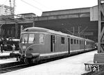 Von 1957 bis 1959 war der mittlerweile in rot/anthrazit lackierte ET 11 01 als Ft 29/30 „Münchner Kindl" zwischen Frankfurt/M und München im Einsatz und wartet hier im Münchener Hbf auf seine Abfahrt. Durch das noch kleine elektrifizierte Netz und das beschränkte Platzangebot gab es aber immer wieder Probleme für einen sinnvollen Einsatz, so dass er 1961 außer Dienst gestellt wurde. ET 11 01 wurde 1964 zum Bahndienstfahrzeug "Mü 5015ab", später in "Mü 1001/1002" umgebaut und trug ab 1968 die Nummer 723 001. 1971 gelangte er zur Deutschen Gesellschaft für Eisenbahngeschichte (DGEG) und steht heute im Eisenbahnmuseum Neustadt/Weinstraße.  (07.1959) <i>Foto: Reinhard Todt</i>