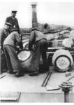 Verladen von Natriumchlorat in den Unkrautvernichtungszug der RBD Altona. (1932) <i>Foto: Walter Hollnagel</i>