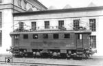 Speziell für die steigungsreiche Strecke von Freilassing nach Berchtesgaden stellte die Reichsbahn insgesamt acht Lokomotiven der Baureihe E 44¹ in Dienst. Durch den serienmäßigen Weiterbau der Baureihe E 44 mussten die Maschinen 1938 in die Baureihe E 44.5 eingruppiert werden. Hier präsentiert sich E 44 105 am Lokschuppen ihrer Heimatdienststelle Bw Freilassing, in der sie vom 30.06.1933 (ab 1938 als E 44 505, ab 1968 als 144 505-5) bis zur Ausmusterung am 25.09.1983 beheimatet war. (1934) <i>Foto: DLA Darmstadt (Maey)</i>