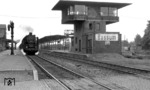 50 598 durcheilt mit ihrem Güterzug den Bahnhof Bassum. (14.08.1952) <i>Foto: Slg. Eisenbahnstiftung</i>