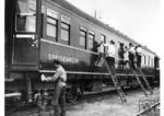 Wagenreinigung in einem Berliner Abstellbahnhof am Mitropa-Speisewagen des Schnellzuges Berlin Ahb - Halle - Frankfurt/M. (1937) <i>Foto: RVM</i>
