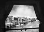 Was hier wie eine Aufnahme aus dem Abteil eines fahrenden Zuges aussieht, ist nur eine geschickte Montage. Der von einem anderen Foto ausgeschnittene Fensterrahmen wurde als Passepartout auf das Originalfoto gelegt und dann abfotografiert. Der Husumen Binnenhafen zeigt sich nun aus einer völlig neuen Perspektive. (1937) <i>Foto: Walter Hollnagel</i>