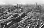 Blick auf das Steinkohlenbergwerk "Zeche Carolinenglück" in Bochum-Hamme. Im Jahre 1929 wurde die höchste Fördermenge der Zeche mit 807.500 Tonnen Kohle erreicht. Beachtenswert ist auch die große Menge von Grubenholz, dass auf dem Zechengelände lagert (rechts unten). (1931) <i>Foto: RVM</i>