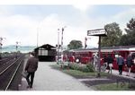 Bahnsteigszene im Bahnhof Bad Münder (Deister). Der aus Hameln eingetroffene ETA 150 verlässt den Bahnhof in Richtung Hannover. (1968) <i>Foto: Gerecht</i>