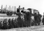 Die im Wehrmachtstransportwesen eingesetzten zivilen Bediensteten der Deutschen Reichsbahn waren die sog. "blaue Eisenbahner", während die „Eisenbahntruppen” und „Feldeisenbahneinheiten” als sog. "graue Eisenbahner" Bestandteile des Heeres und damit der kämpfenden Truppe waren. Hier warten sog. "blaue Eisenbahner" vor der rangierenden pr. G 7.1 (55 783), die beim Bw Sochaczew/OBD Warschau eingesetzt war. (1943) <i>Foto: RVM (Below)</i>