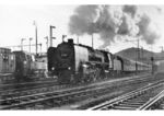 01 097 verlässt vor Luxuszug L 20 "Riviera-Express" den Leipziger Hauptbahnhof. Links rangiert 80 012. Bellingrodt stand neben Werner Hubert, nahm bei seiner Aufnahme die Rangierlok aber nicht mit ins Bild. (1936) <i>Foto: Werner Hubert</i>