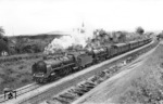 39 192 + 39 252 (beide vom Bw Leipzig Hbf-Nord) befördern den D 22 durch das Vogtland bei Ruppertsgrün (zwischen Reichenbach und Plauen). (17.06.1935) <i>Foto: DLA Darmstadt</i>