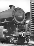 Die fabrikneue Kondenstenderlok 52 1883 bei Henschel in Kassel. Sie war die erste 52er mit Witte-Windleitblechen ab Werk. Ihr Osteinsatz endete am 22.03.1944 beim Bw Nikolajew. Im Mai 1944 wurde sie alsSchadrückführlok aus der Rbd Posen nach Süddeutschland überführt und am 01.07.1950 beim Bw Nördlingen z-gestellt. (07.1943) <i>Foto: RVM (Ittenbach)</i>