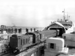 V 36 214 rangiert den "Nord-Express" in das Fährschiff "Deutschland". Mit Inbetriebnahme der Vogelfluglinie 1963 wurde der Bahnhof Großenbrode-Kai nicht mehr benötigt. (27.08.1953) <i>Foto: Walter Hollnagel</i>
