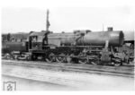 ÖBB 52.6134 im Bahnhof Rosenbach. Als Besonderheit erhielt die Lok einen Kabinentender, in dem ein kleiner Raum für den Zugbegleiter/Zugführer eingerichtet wurde, wodurch der Güterzugbegleitwagen eingespart werden konnte.  (15.07.1959) <i>Foto: Slg. Eisenbahnstiftung</i>