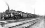 Ein 92 Achsen (!) Versuchszug mit S 10 "1005 Kassel" (spätere 17 006) und S 10 "1145 Osten" (spätere 17 1144) im Bahnhof Seddin. Der Eisenbahn-Oberingenieur Berthold Mehne schrieb für das Blatt "Zeit im Bild" einen Bericht zu dieser Versuchsfahrt: "Im Rahmen der Eisenbahntechnischen Tagung (Seddin) fand am 24. September auf der Eisenbahnstrecke Grunewald - Seddin - Belzig eine Bremsversuchsfahrt zur Vorführung der Wirkungsweise der Kunze-Knorr-Schnellzugbremse statt.Ein von zwei S 10-Lokomotiven gezogener, aus 23 vierachsigen D-Zugwagen bestehender Versuchszug von 512 m Zuglänge und einem Gesamtgewicht von 1255 t wurde aus verschiedenen Geschwindigkeiten mehreren Bremsproben unterworfen. Es wurde gezeigt, daß mit Hilfe der neuen Kunze-Knorr-Schnellzugbremse selbst aus einer Geschwindigkeit von 120 km in der Stunde ein schnelles Anhalten des Zuges herbeigeführt werden kann, ohne daß die Wagen oder die Zuginsassen eine merkbare Erschütterung erleiden. Die Entfernung (Bremsweg genannt), die der Zug nach dem Augenblick der Bremsung bis zum Stillstand noch zurücklegt, richtet sich natürlich nach dem Gewicht des Zuges, nach der Fahrtgeschwindigkeit und nach den Strecken-Neigungsverhältnissen. Beispielsweise brauchte der Versuchszug bei einer Geschwindigkeit von 120 km einen Bremsweg von 540 m, bei einer Geschwindigkeit von 100 km einen Bremsweg von 420 m." (24.09.1924) <i>Foto: Werner Hubert</i>