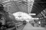 Eine Besonderheit des Kölner Hauptbahnhofs war die Möglichkeit, zwei Züge als Zugfahrt in dasselbe Gleis einzulassen, hier eine 38 und ein VT 33 im Gleis 4. (1958) <i>Foto: Fischer</i>