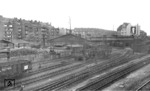 Blick in das Bw Düsseldorf-Derendorf. Vor dem Schuppen warten zahlreiche pr. G 8.1. Eine solche Lage inmitten der städtischen Wohnbebauung würde heute zahlreiche Klagen der Anwohner nach sich ziehen... (1932) <i>Foto: Slg. G. Moll</i>