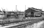 Das Bw Solingen-Ohligs lag im Streckendreieck nach Remscheid (links) und Köln (rechts). Die sichtbaren 74 578 und 591 waren zum 13.05.1929 bzw. 01.07.1933 in Ohligs stationiert. Die Lok neben dem Lokschuppen müßte eine preuß. T9.3 (BR 91) sein. Die letzte (91 1346) war dort bis zum 01.07.1933 beheimatet. (1932) <i>Foto: Slg. G. Moll</i>
