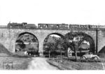 Ein Personenzug mit einer pr. P 8 (Baureihe 38.10) auf der Nord-Südstrecke zwischen Sontra und Cornberg. Rechts der fahrbare Untersatz des Fotografens. (1932) <i>Foto: DLA Darmstadt</i>