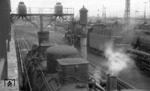 Blick über 55 4592 auf 03 260 und 03 077 an der Bekohlungsanlage im Bw Gremberg. (28.03.1968) <i>Foto: Peter Deicke</i>