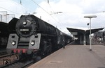 01 0529-6 (01 529) vor D 207 (Paris - Berlin) im Bahnhof Bebra. (08.04.1973) <i>Foto: Peter Schiffer</i>