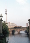 würde vielleicht auch Heinrich Zille angesichts dieses Berliner Panoramas an der Museumsinsel mit Fernsehturm und rotem Rathaus sagen, während 01 0532 vor D 1333 (Hamburg - Berlin) die Szenerie passiert. (28.07.1973) <i>Foto: Peter Schiffer</i>
