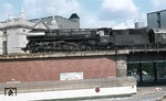 01 0532-0 (01 532) vor einem Schnellzug aus Hamburg in Berlin-Zoologischer Garten. (29.07.1973) <i>Foto: Peter Schiffer</i>