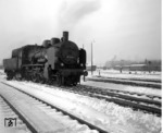 38 3417 wartet im Vorfeld des Dortmunder Hbf.  (02.1954) <i>Foto: Willi Marotz</i>