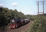 044 953-8 (44 953) vor dem nachmittäglichen N 6588 (Siegen - Betzdorf) bei Freusburg-Siedlung. (08.09.1975) <i>Foto: Peter Schiffer</i>