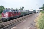 220 066-5 durchfährt vor dem Eilzug Braunschweig - Amsterdam den Bahnhof Hämelerwald. (16.07.1975) <i>Foto: Peter Schiffer</i>