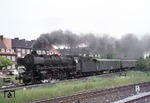 012 100-4 (01 1100) durcheilt vor D 735 (Köln - Norddeich) das Stadtgebiet von Emden. (28.05.1975) <i>Foto: Peter Schiffer</i>