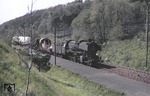 50 1352 mit einem Güterzug am Haltepunkt Schalkhausen, westlich von Ansbach. (04.1965) <i>Foto: Mike Harper</i>