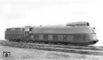 05 002 im Ablieferungszustand bei der Fa. Borsig in Berlin. Im Unterschied zur ihrer Schwesterlok 05 001 war sie von Anfang an als Messlokomotive vorgesehen und erhielt z.B. eine Messeinrichtung für den Dampfverbrauch, weil ab 120 km/h die Leistung der Lokomotiven nicht mehr mit einer Bremslokomotive ermittelt werden konnte. Am 11. Mai 1936 erreichte 05 002 auf ebener Strecke zwischen Hamburg und Berlin einen Geschwindigkeitsweltrekord für Dampflokomotiven von 200,4 km/h. (17.05.1935) <i>Foto: Borsig, Slg. Tiemann</i>