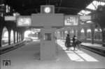 Die neuen Zugzielanzeiger auf Gleis 2 des Kölner Hbf werden eingerichtet. (1956) <i>Foto: Fischer</i>