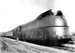 05 002 vor einem Messzug im Bahnhof Hamburg-Altona. Nach mehreren Versuchsfahrten mit Geschwindigkeiten zwischen 170 und 190 km/h erreichte die 05 002 am 11. Mai 1936 zwischen Hamburg und Berlin auf dem Abschnitt Friesack und Vietznitz eine Geschwindigkeit von 200 km/h. Die bei der Fahrt gemessene Leistung betrug 3.400 PSi. (05.1936) <i>Foto: Borsig, Slg. Tiemann</i>
