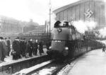 Anläßlich einer Versuchsfahrt wartet im Hamburger Hauptbahnhof die bordeauxrot lackierte 05 002 auf Ausfahrt. (27.02.1936) <i>Foto: Walter Hollnagel</i>