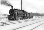 Die zuletzt beim Bw Rossitten/Ostpreußen beheimatete 55 5251 im Osteinsatz. Die Aufnahme zeigt die Abfahrt eines Sonderzuges nach Smolensk an der Kiesgrube am Karataj-See. Nach dem Krieg verschlug es die Lok zum Heizhaus Straßhof/NÖ, wo sie am 01.10.1945 z-gestellt wurde. Am 29.01.1949 wurde sie aus Österreich in die UdSSR abgefahren. (17.01.1943) <i>Foto: RVM</i>