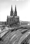 Blick vom linksrheinischen Brückenturm der Kölner Hohenzollernbrücke auf Hauptbahnhof und Dom. (07.1958) <i>Foto: Fischer</i>