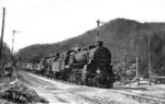 Als 58 1680 + 58 313 in den Bahnhof Hornberg einrollen, haben sie den schwierigsten Teil der Schwarzwaldbahn bereits hinter sich gebracht. (20.07.1937) <i>Foto: Werner Hubert</i>