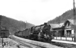 58 246 rollt mit einem Güterzug durch den Bahnhof Triberg auf der Schwarzwaldbahn. (1934) <i>Foto: Werner Hubert</i>