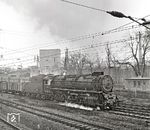 44 655 (Bw Altenburg), ausgerüstet mit Versuchswindleitblechen, mit einem Güterzug in Leipzig. (14.03.1965) <i>Foto: Joachim Claus</i>