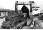 75 1119 rangiert Wagen des D 49 im Fährhafen Warnemünde auf den 1926 gebauten Dampfer "Schwerin". Die "Schwerin" lief imEisenbahn-Fährverkehr der RBD Schwerin im gemeinsamen Betrieb mit den Dänischen Staatsbahnen auf der Linie Warnemünde - Gedser. (1934) <i>Foto: RVM</i>