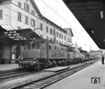 Diese etwas kuriose Bespannung eines Güterzuges mit der Schnellzuglok E 17 103 (Bw Stuttgart-Rosenstein), die E 93 14 Vorspann leistet, wurde von Joachim Claus in Ludwigsburg erwischt. (05.09.1965) <i>Foto: Joachim Claus</i>