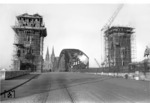 Abriss der markanten Brückentürme der Hohenzollernbrücke anlässlich der bevorstehenden Elektrifizierung. Eine P 8 rollt von der Brücke in den Deutzer Bahnhof ein. (06.11.1956) <i>Foto: Slg. Eisenbahnstiftung</i>