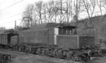 E 94 284 wartet im Bahnhof Laufach auf die Schiebelok. Mit Aufnahme des planmäßigen elektrischen Betriebes über den Spessart am 26.09.1957 gelangten die E 94 bis Aschaffenburg. Für den umfangreichen Schiebedienst auf der Spessartrampe zwischen Laufach und Heigenbrücken waren bis dahin in der Außenstelle Laufach sechs Dampfloks der Baureihe 94.5 und vier Lokomotiven der Baureihe 95 im Einsatz. Als der Fahrdraht am 14.9.1957 unter Spannung gesetzt wurde, nahmen zunächst die neu zugeteilten E 50 012 und 014 den Schiebedienst auf. Daraufhin wurden u.a. die letzten 95 der DB abgestellt und die Bw-Außenstelle Laufach geschlossen. (04.01.1958) <i>Foto: Ron Amberger</i>