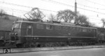 Mit Aufnahme des elektrischen Betriebes über den Spessart ersetzte die Baureihe E 50 die bis dahin eingesetzten 94 und 95er. Hier wartet E 50 017 als Schiebelok 3 am Bahnsteig in Laufach auf den nächsten Einsatz. (04.01.1958) <i>Foto: Ron Amberger</i>