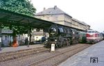 52 8148 (Bw Görlitz) vor dem nur samstags und sonntags verkehrenden P 7836 nach Bischofswerda (an 18.35 Uhr) im Bahnhof Bautzen. Daneben ist 118 117 mit einem Personenzug aus Görlitz eingetroffen. (18.05.1985) <i>Foto: Wolfgang Bügel</i>